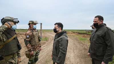 Зеленський побував на позиціях ЗСУ на адмінмежі з Кримом Зеленський побував на позиціях ЗСУ на адмінмежі з Кримом