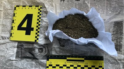 У Путивлі на Сумщині чоловік зберігав вдома боєприпаси та наркотичні речовини — поліція У Путивлі на Сумщині чоловік зберігав вдома боєприпаси та наркотичні речовини — поліція