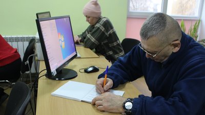 Не боятися комп'ютера: літніх житомирян та переселенців навчають основам комп'ютерної грамотності Не боятися комп'ютера: літніх житомирян та переселенців навчають основам комп'ютерної грамотності