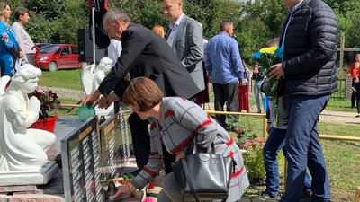 На Тернопільщині освятили стелу загиблим військовим у російсько-українській війні На Тернопільщині освятили стелу загиблим військовим у російсько-українській війні