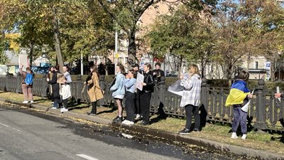 Вимагали збільшити допомогу військовим: жителі Дніпра влаштували акцію