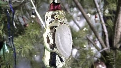У Житомирському обласному краєзнавчому музеї ялинку прикрасили сотнею іграшок ХХ століття У Житомирському обласному краєзнавчому музеї ялинку прикрасили сотнею іграшок ХХ століття