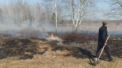 На Рівненщині штрафували селян, які палили суху траву На Рівненщині штрафували селян, які палили суху траву