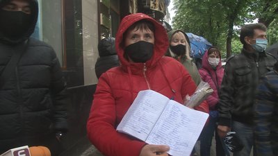 У Тернополі біля банків утворилися черги: люди олачуюють за робочі візи У Тернополі біля банків утворилися черги: люди олачуюють за робочі візи