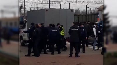 На Дніпропетровщині футбольний вболівальник розпилював сльозогінний газ та чинив опір правоохоронцям