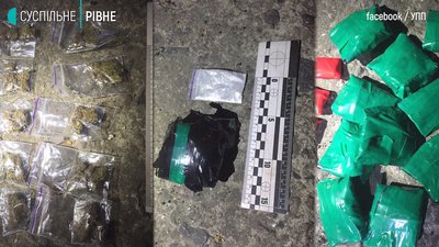 Розмальовували стіни: у Рівному копи наздогнали хлопців з наркотиками Розмальовували стіни: у Рівному копи наздогнали хлопців з наркотиками