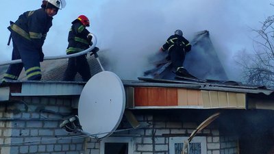 У Черкасах чоловік з палаючого будинку врятував двох дітей