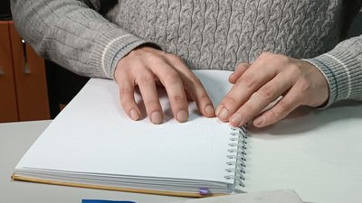 Книги без бар'єрів: у Миколаєві започаткували проєкт для людей з порушеннями зору Книги без бар'єрів: у Миколаєві започаткували проєкт для людей з порушеннями зору
