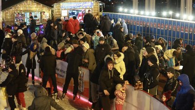 На площі Фестивальній запрацювало "Різдвяне містечко" та засяяла вогнями обласна ялинка На площі Фестивальній запрацювало "Різдвяне містечко" та засяяла вогнями обласна ялинка