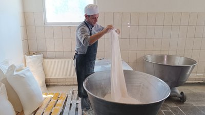 Пекар-мукосій Лаврентій Ліхачов висипає муку для подальшого замішування тіста Пекар-мукосій Лаврентій Ліхачов висипає муку для подальшого замішування тіста