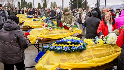 Прощання із сімома невпізнаними бійцями на Садгірському кладовищі