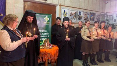 Вифлеємський вогонь миру принесли пластуни в один із "Пунктів незламності" Вифлеємський вогонь миру принесли пластуни в один із "Пунктів незламності"