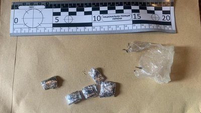За підозрою у збуті метамфетаміну у Мукачеві затримали групу чоловіків За підозрою у збуті метамфетаміну у Мукачеві затримали групу чоловіків