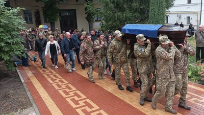 Суми попрощалися з офіцерами Максимом Сєріковим та Андрієм Мусієнком Суми попрощалися з офіцерами Максимом Сєріковим та Андрієм Мусієнком