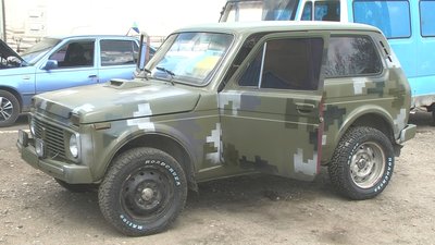 У Запоріжжі волонтери переобладнують цивільні авто для українських військових