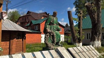 На Закарпатті у селище Ясіня демонтували пам’ятник невідомим солдатам На Закарпатті у селище Ясіня демонтували пам’ятник невідомим солдатам