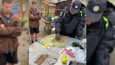 Житель Прилуцького району зберігав вдома понад 200 набоїв та близько 400 грамів наркотиків