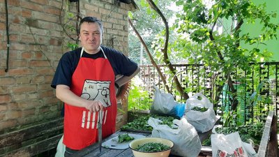 "Годуємо патріотів". Триста кропивничан сушать овочі і зелень для сухих супів і борщів "Годуємо патріотів". Триста кропивничан сушать овочі і зелень для сухих супів і борщів