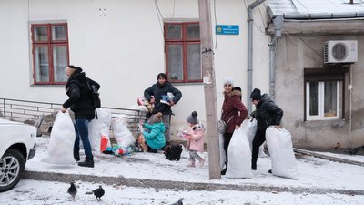 Роздають сім'ям продукти, зимовий одяг та новорічні подарунки. У Чернівцях підготували 15 т допомоги