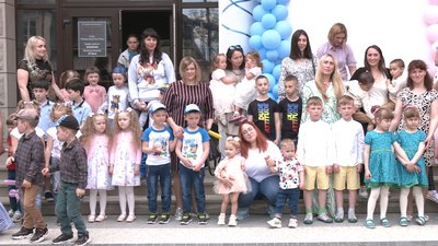 Подвійне щастя: у Рівному відбувся парад двійнят та близнят