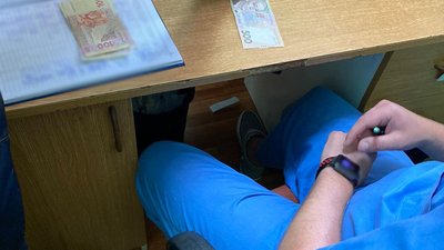 У Чернігові ветлікаря затримали за підозрою у вимаганні 1800 доларів хабара У Чернігові ветлікаря затримали за підозрою у вимаганні 1800 доларів хабара