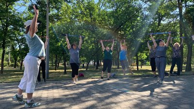 Відволіктися й поспілкуватися. У Кривому Розі жінки 65+ проводять заняття зі скандинавської ходьби Відволіктися й поспілкуватися. У Кривому Розі жінки 65+ проводять заняття зі скандинавської ходьби