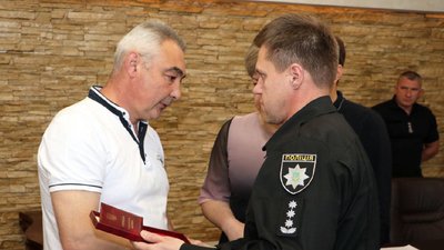 Родинам загиблих поліцейських вручили державні нагороди Родинам загиблих поліцейських вручили державні нагороди