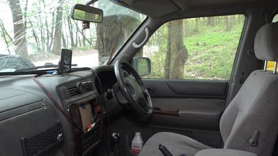 Волонтери Тернопільщини ремонтують автомобіль, яким вивезли 50 поранених Волонтери Тернопільщини ремонтують автомобіль, яким вивезли 50 поранених