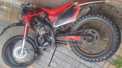 У селищі Ясіня п'яний водій мотоцикла в'їхав у будівлю: травмувалися двоє людей