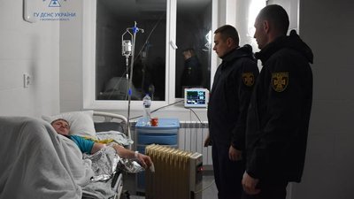Що відомо про стан рятувальників та двох хлопчиків, яких вони дістали з-під криги на Волині Що відомо про стан рятувальників та двох хлопчиків, яких вони дістали з-під криги на Волині