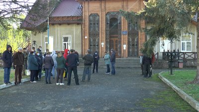 На Долинщині люди протестують проти приватизації землі під санаторієм