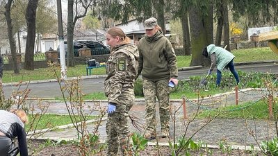 У пам’ять про загиблих воїнів їхні родини у Звягелі висадили трояндову клумбу У пам’ять про загиблих воїнів їхні родини у Звягелі висадили трояндову клумбу