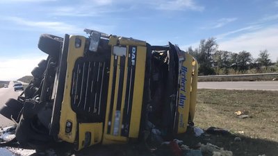 На Харківщині перекинулася вантажівка з технічним спиртом: водія ушпиталили