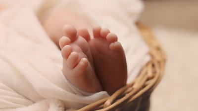 В Берегові на автобусній зупинці залишили кількамісячну дитину