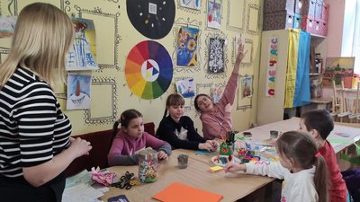Тернопільська психологиня поводить заняття з арттерапії для дітей переселенців Тернопільська психологиня поводить заняття з арттерапії для дітей переселенців