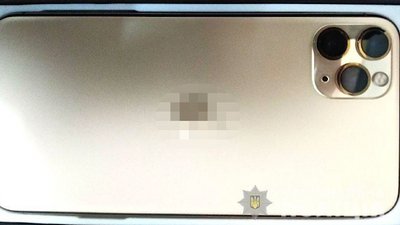 У Рівному 20-річний хлопець намагався підмінити муляжем телефон вартістю майже в тисячу доларів США У Рівному 20-річний хлопець намагався підмінити муляжем телефон вартістю майже в тисячу доларів США