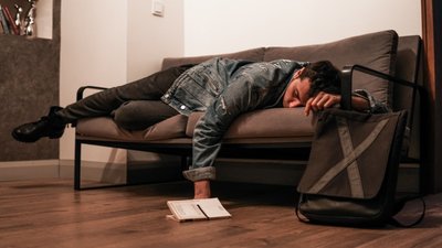 Шведський журналіст розповів, що в аудіокнигах для незрячих читці засинають або пропускають глави