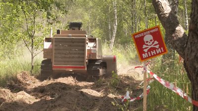 Техніка біля знаку "Небезпечно! Міни"
