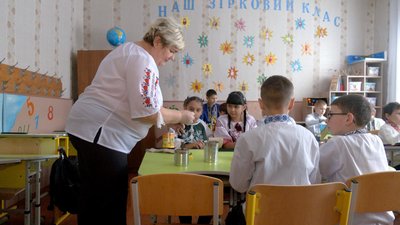 "Віримо у них і будемо підтримувати": як учні та вчителі гімназії на Вінниччині допомагають захисникам "Віримо у них і будемо підтримувати": як учні та вчителі гімназії на Вінниччині допомагають захисникам
