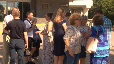 Вимагають створити комісію: у Черкасах батьки мітингують проти новопризначених директорів шкіл