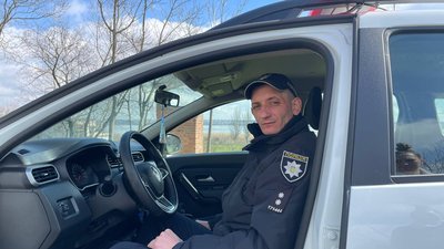 Поліцейський офіцер громади Олександр Найдич у службовому автомобілі