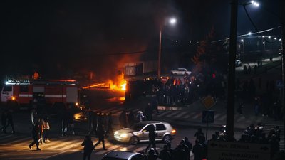 Через вбивство мешканця Каховки біля місцевої поліції підпалили шини Через вбивство мешканця Каховки біля місцевої поліції підпалили шини