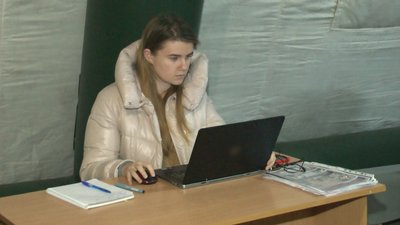 Яна Ризун навчається онлайн з пункту незламності. Яна Ризун навчається онлайн з пункту незламності.