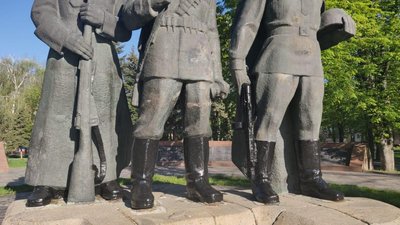 Пофарбовані чоботи та зброя: у Вінниці пошкодили Меморіальний комплекс Слави