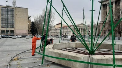 У Миколаєві встановлюють головну міську ялинку У Миколаєві встановлюють головну міську ялинку