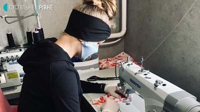 Кілометри марлі, волонтери, безкоштовні маски: фоторепортаж із Сарненщини