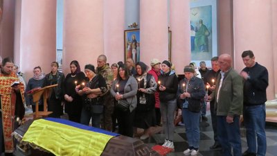 На Чернігівщині попрощалися з трьома бійцями, які загинули на сході України На Чернігівщині попрощалися з трьома бійцями, які загинули на сході України
