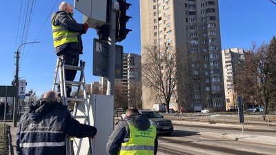 Працівників ЛКП "Львівавтодор" виконують монтажні роботи