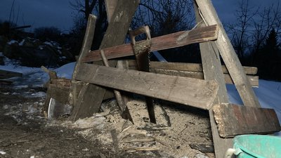 "Сам собі господар": лозів'янин майже рік живе у розбитому російською ракетою будинку "Сам собі господар": лозів'янин майже рік живе у розбитому російською ракетою будинку