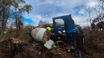 Водія затисло у вантажівці: у Берегівському районі Закарпатті сталася ДТП